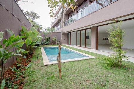Casa de condomínio à venda com 621m², 4 quartos e 5 vagas Casa de condomínio à venda com 621m², 4 quartos e 5 vagasÁrea comum - Piscina
