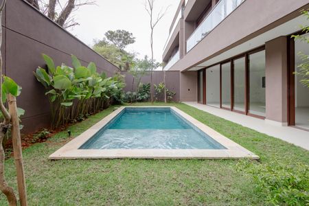 Casa de condomínio à venda com 621m², 4 quartos e 5 vagas Casa de condomínio à venda com 621m², 4 quartos e 5 vagasÁrea comum - Piscina