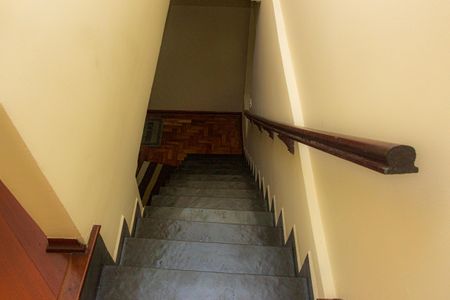 Casa de condomínio para alugar com 150m², 3 quartos e 2 vagasEscada