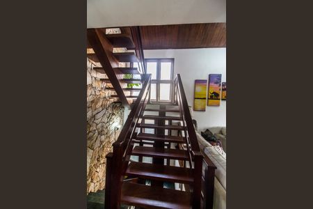 Casa de condomínio à venda com 465m², 5 quartos e 4 vagasEscada