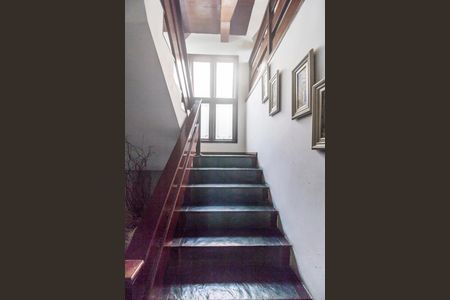 Casa de condomínio à venda com 465m², 5 quartos e 4 vagasEscada