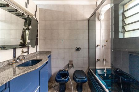 Casa à venda com 477m², 5 quartos e 5 vagasBanheiro da Suíte 2