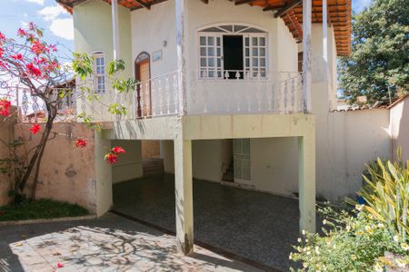 Casa à venda com 235m², 3 quartos e 4 vagasQuintal