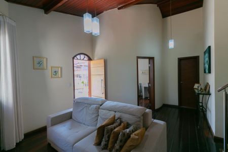 Sala de casa à venda com 3 quartos, 235m² em Copacabana, Belo Horizonte