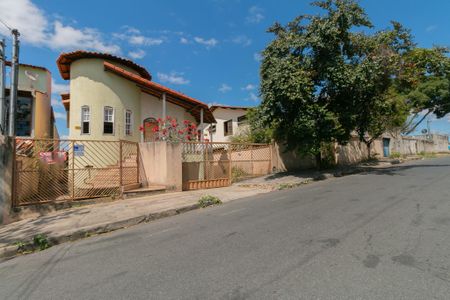 Casa à venda com 235m², 3 quartos e 4 vagasFachada