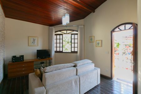 Sala de casa à venda com 3 quartos, 235m² em Copacabana, Belo Horizonte