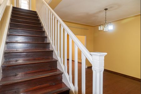 Casa à venda com 140m², 3 quartos e 1 vaga Casa à venda com 140m², 3 quartos e 1 vagaEscada