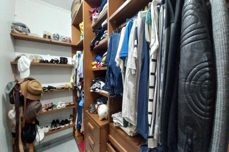 Casa à venda com 432m², 5 quartos e 4 vagas Casa à venda com 432m², 5 quartos e 4 vagasCloset da Suíte 2