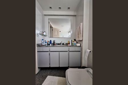 Apartamento à venda com 500m², 4 quartos e 4 vagas Apartamento à venda com 500m², 4 quartos e 4 vagasBanheiro da Suíte 2