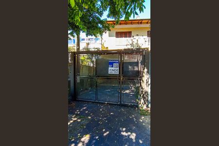 Fachada de casa à venda com 3 quartos, 195m² em Ipanema, Porto Alegre