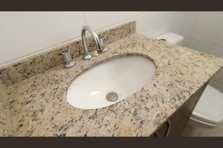 Banheiro social de casa à venda com 3 quartos, 195m² em Ipanema, Porto Alegre