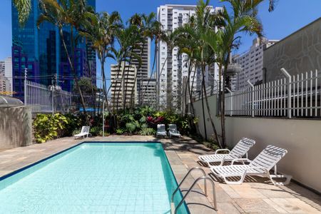 Apartamento à venda com 230m², 2 quartos e 3 vagas Apartamento à venda com 230m², 2 quartos e 3 vagasÁrea comum - Piscina