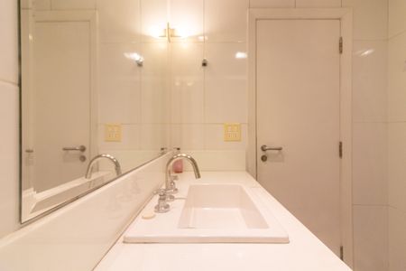 Apartamento à venda com 230m², 2 quartos e 3 vagas Apartamento à venda com 230m², 2 quartos e 3 vagasBanheiro da Suíte