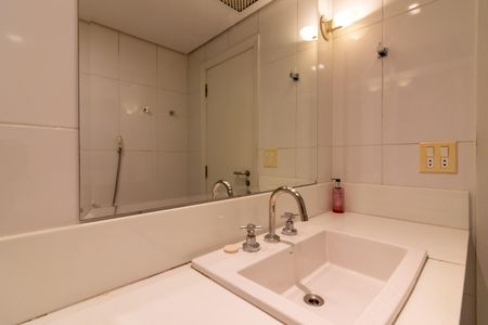 Apartamento à venda com 230m², 2 quartos e 3 vagas Apartamento à venda com 230m², 2 quartos e 3 vagasBanheiro da Suíte