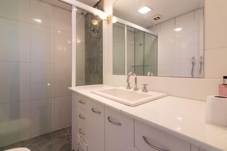 Apartamento à venda com 230m², 2 quartos e 3 vagas Apartamento à venda com 230m², 2 quartos e 3 vagasBanheiro da Suíte