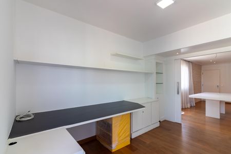 Apartamento à venda com 230m², 2 quartos e 3 vagas Apartamento à venda com 230m², 2 quartos e 3 vagasEscritório