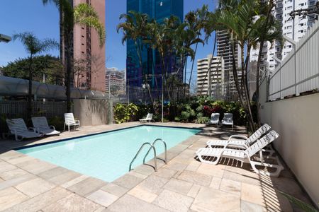 Apartamento à venda com 230m², 2 quartos e 3 vagas Apartamento à venda com 230m², 2 quartos e 3 vagasÁrea comum - Piscina