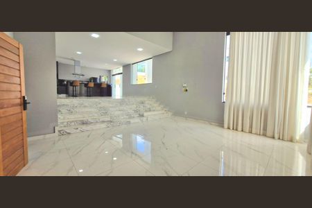 Sala de casa de condomínio para alugar com 3 quartos, 282m² em , Lagoa Santa