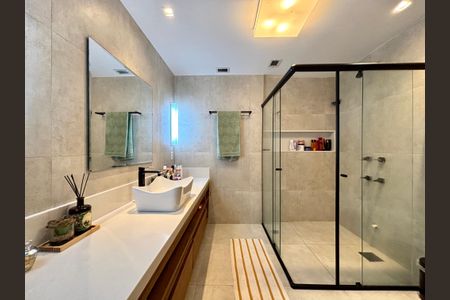 Apartamento para alugar com 85m², 2 quartos e 1 vaga Apartamento para alugar com 85m², 2 quartos e 1 vagaBanheiro da Suite