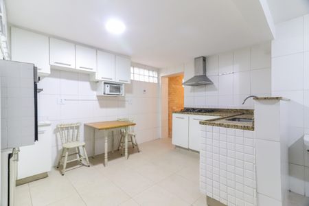 Casa à venda com 220m², 3 quartos e 2 vagas Casa à venda com 220m², 3 quartos e 2 vagasCozinha e Área de Serviço