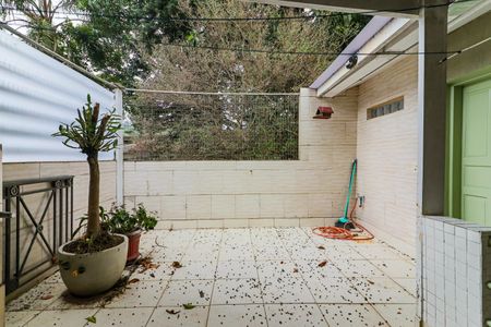 Casa à venda com 220m², 3 quartos e 2 vagas Casa à venda com 220m², 3 quartos e 2 vagasChurrasqueira