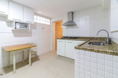 Casa à venda com 220m², 3 quartos e 2 vagas Casa à venda com 220m², 3 quartos e 2 vagasCozinha e Área de Serviço