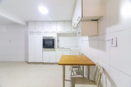 Casa à venda com 220m², 3 quartos e 2 vagas Casa à venda com 220m², 3 quartos e 2 vagasCozinha e Área de Serviço