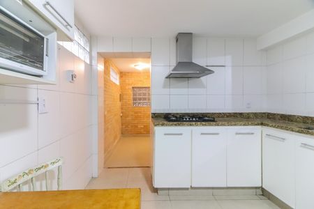 Casa à venda com 220m², 3 quartos e 2 vagas Casa à venda com 220m², 3 quartos e 2 vagasCozinha e Área de Serviço