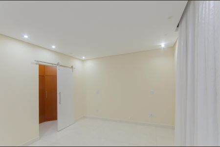 Casa à venda com 220m², 4 quartos e 2 vagasSuíte