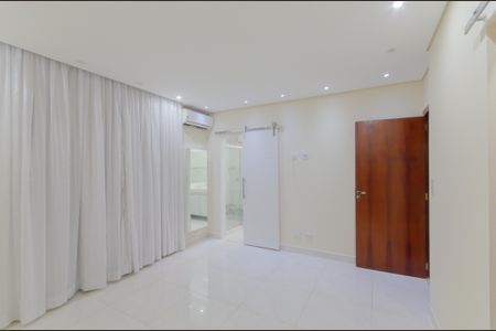 Casa à venda com 220m², 4 quartos e 2 vagasSuíte