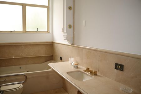 Apartamento para alugar com 348m², 2 quartos e 2 vagasBanheiro da Suíte