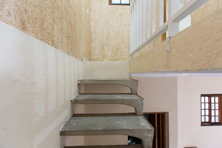 Casa para alugar com 75m², 2 quartos e sem vagaEscada