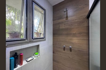 Casa à venda com 320m², 4 quartos e 2 vagasSuíte 1 - Banheiro