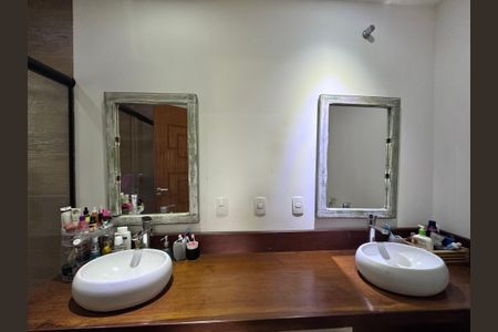 Casa à venda com 320m², 4 quartos e 2 vagasSuíte 1 - Banheiro