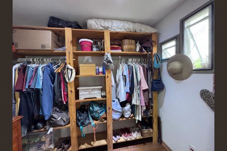 Casa à venda com 320m², 4 quartos e 2 vagasSuíte 1 - Closet