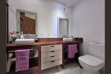 Casa à venda com 320m², 4 quartos e 2 vagasSuíte 1 - Banheiro