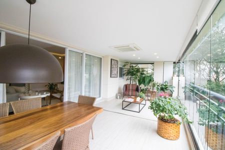 Apartamento à venda com 208m², 4 quartos e 4 vagasVaranda