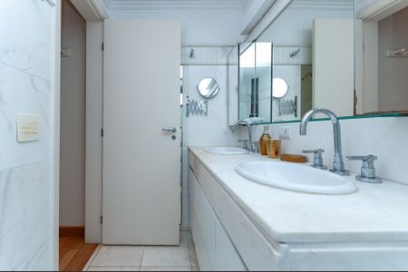 Apartamento para alugar com 405m², 4 quartos e 4 vagas Apartamento para alugar com 405m², 4 quartos e 4 vagasBanheiro da Suíte 1