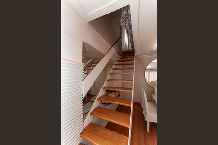 Apartamento para alugar com 405m², 4 quartos e 4 vagas Apartamento para alugar com 405m², 4 quartos e 4 vagasEscada