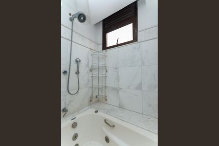 Apartamento para alugar com 405m², 4 quartos e 4 vagas Apartamento para alugar com 405m², 4 quartos e 4 vagasBanheiro da Suíte 1