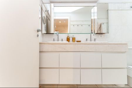 Apartamento para alugar com 405m², 4 quartos e 4 vagas Apartamento para alugar com 405m², 4 quartos e 4 vagasBanheiro da Suíte 1