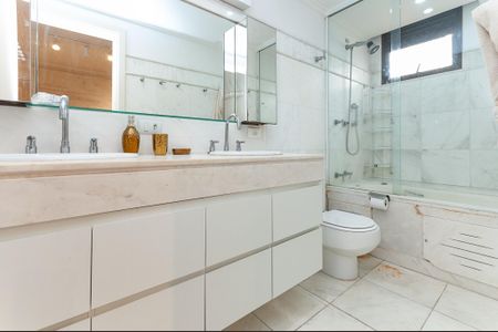 Apartamento para alugar com 405m², 4 quartos e 4 vagas Apartamento para alugar com 405m², 4 quartos e 4 vagasBanheiro da Suíte 1