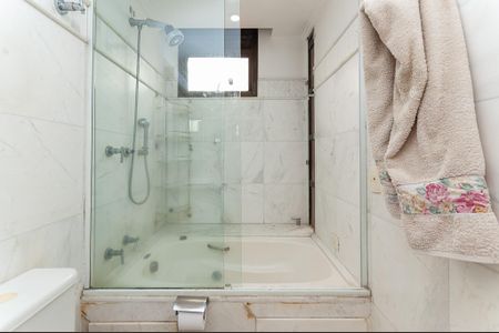 Apartamento para alugar com 405m², 4 quartos e 4 vagas Apartamento para alugar com 405m², 4 quartos e 4 vagasBanheiro da Suíte 1