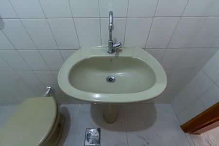 Casa à venda com 165m², 4 quartos e 2 vagas Casa à venda com 165m², 4 quartos e 2 vagasBanheiro Social