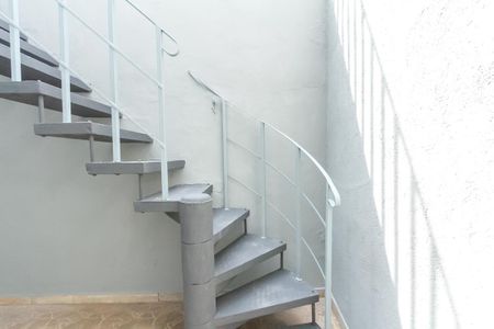 Casa à venda com 165m², 4 quartos e 2 vagas Casa à venda com 165m², 4 quartos e 2 vagasEscada