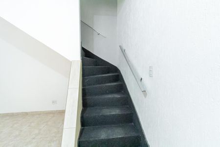 Casa à venda com 165m², 4 quartos e 2 vagas Casa à venda com 165m², 4 quartos e 2 vagasEscada