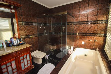 Casa à venda com 358m², 3 quartos e 4 vagasBanheiro da Suíte 1