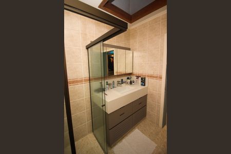 Casa à venda com 358m², 3 quartos e 4 vagasBanheiro da Suíte 2