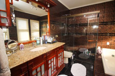 Casa à venda com 358m², 3 quartos e 4 vagasBanheiro da Suíte 1