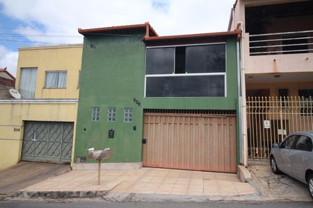 Casa à venda com 270m², 3 quartos e 2 vagasFachada